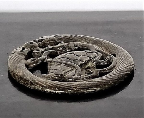 Amulet - Disc Bi - Dragon associated with the Black Turtle - (Xuan wu, 玄武) - Energy Taoist - Symbol of spirituality and longevity - Tourmaline - 35.9 g - Image 3