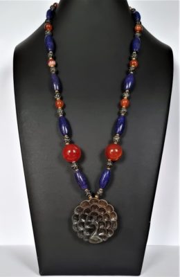 Buddhist necklace - Natural pearls - Crafted - Amulet - Fabulous bird - Phoenix (fenghuang) - Grace, virtue and immortality - Serpentine, lapis lazuli, carnelian and agate - 171.26 g